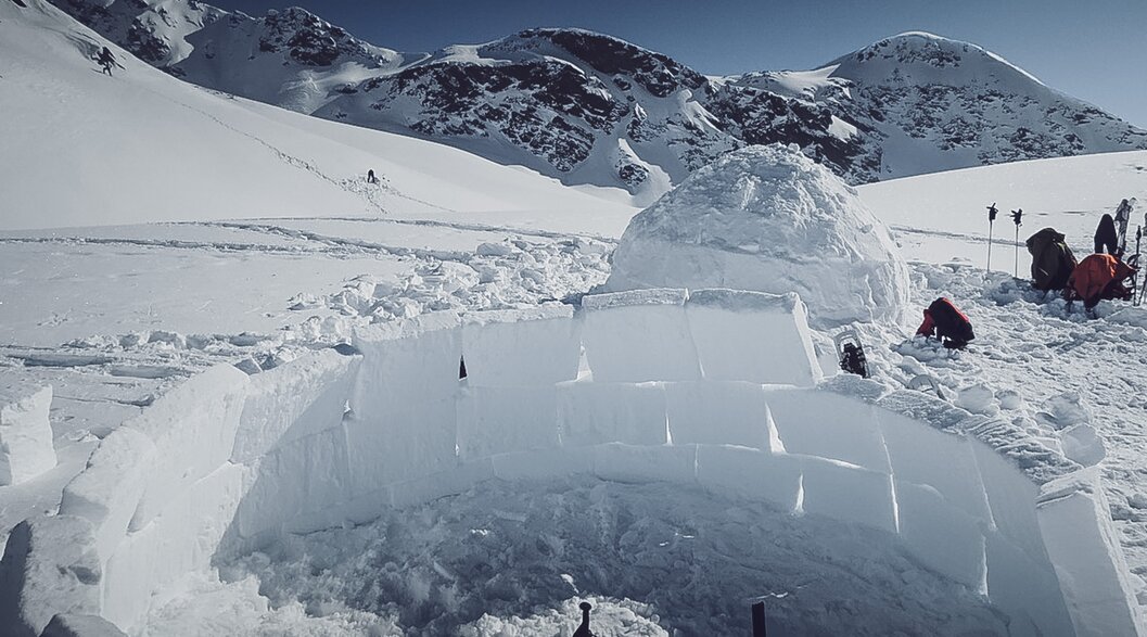 Snow blocks are used to build the outer wall of the igloo. | © Davos Klosters Mountains