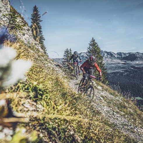 Two bikers ride a trail on Gotschna at the Mondraker Enduro Team in Davos | © Tina Fischer