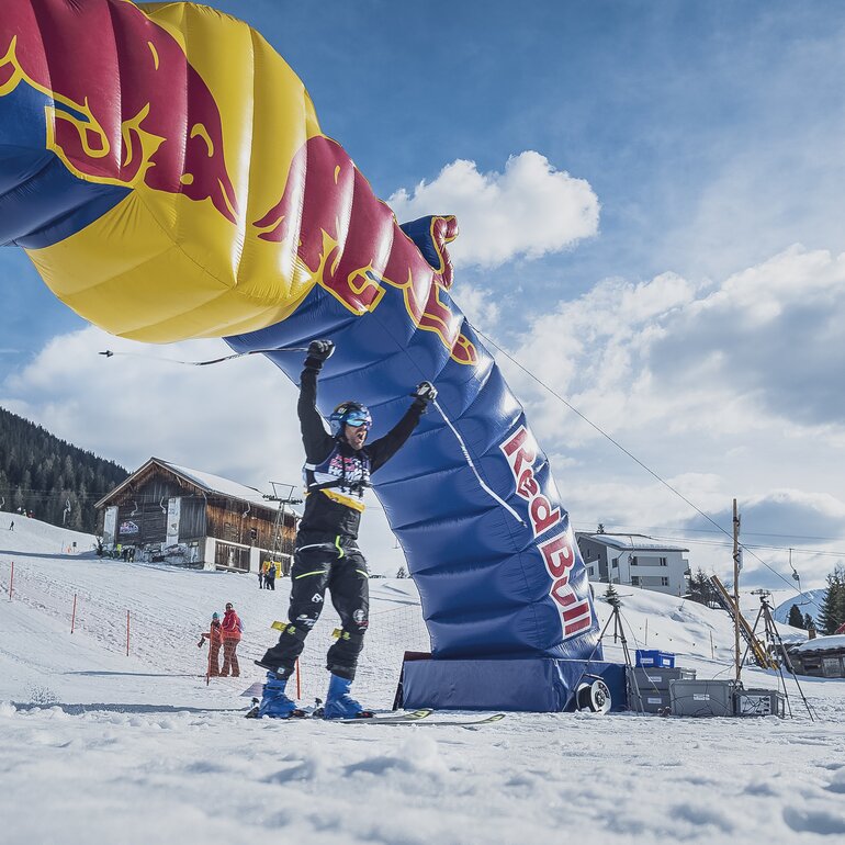 Ein Skifahrer fährt beim Red Bull Homerun ins Ziel beim Bolgenplaza | © Davos Klosters Mountains