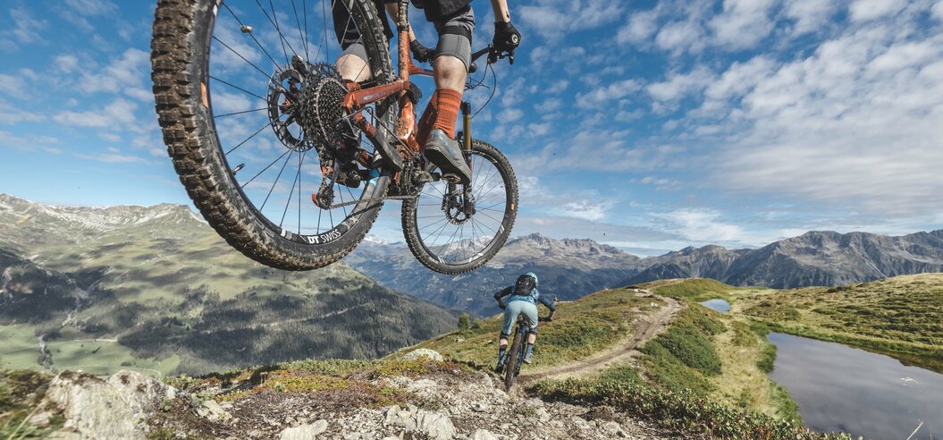 2 Biker auf Freeridestrecke in den Bergen  | © Davos Klosters Mountains 
