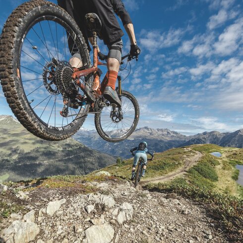 2 bikers on freeride track in the mountains  | © Davos Klosters Mountains 