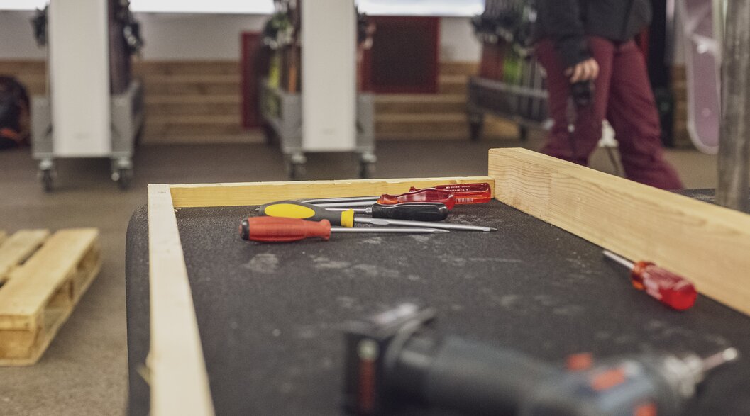 Toosl for adjusting the ski binding during ski test on parsenn | © Davos Klosters Mountains