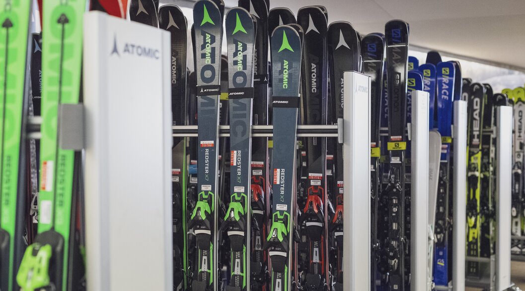 A ski stand with models of various ski manufacturers at the Skitest Center on Parsenn | © Davos Klosters Mountains