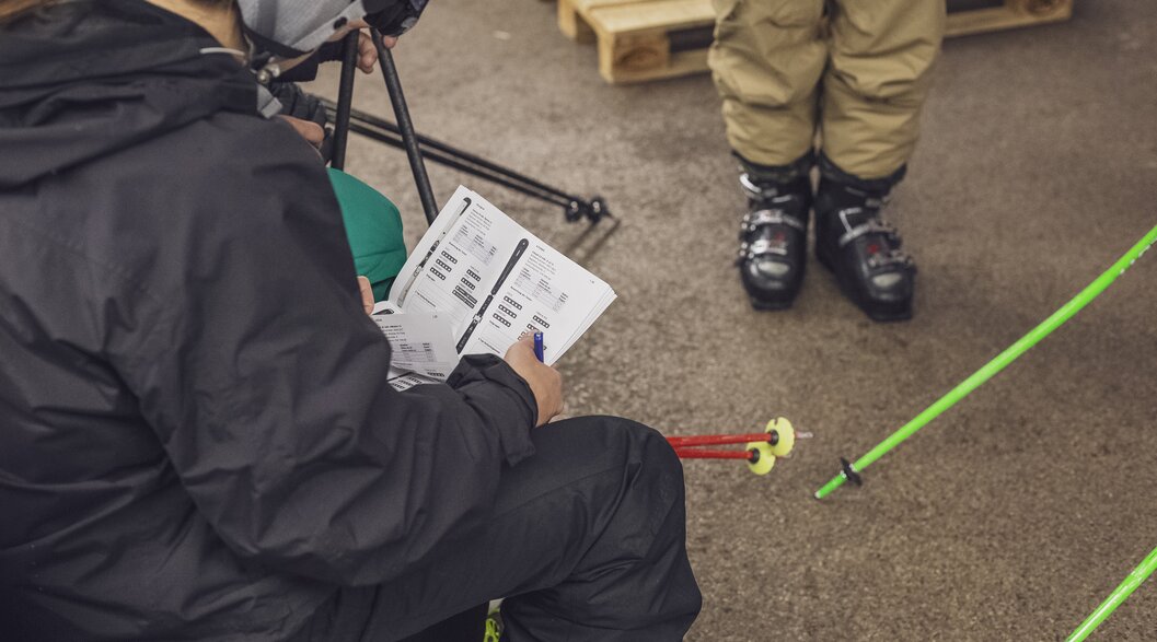 A female skier tests the latest ski models at the Skitest Center Davos on Parsenn | © Davos Klosters Mountains