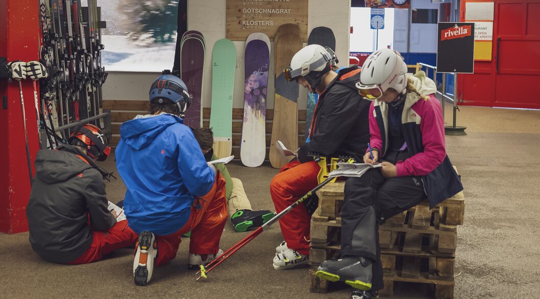A group of skiers at the ski test on Parsenn | © Davos Klosters Mountains