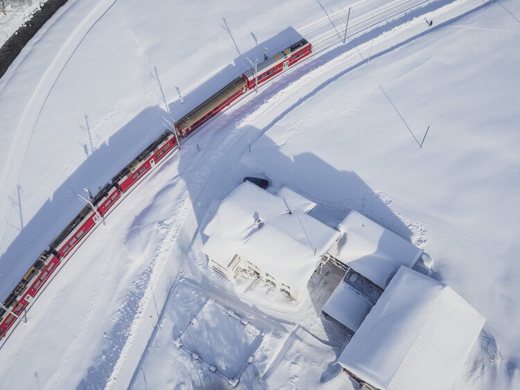 Vogelperspektive von Rhätischer Bahn im Winter | © Davos Klosters Mountains 