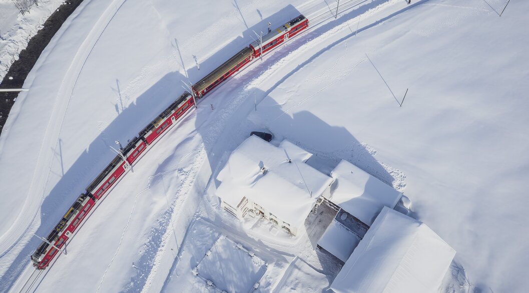 Vogelperspektive von Rhätischer Bahn im Winter | © Davos Klosters Mountains Vogelperspektive von Rhätischer Bahn im Winter | © Davos Klosters Mountains
