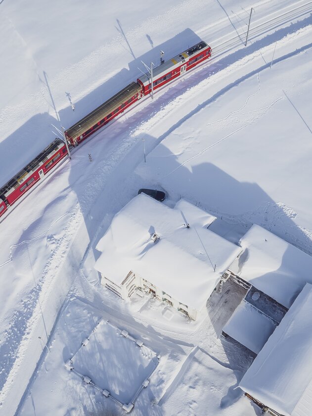 Bird's eye view of Rhaetian Railway in winter | © Davos Klosters Mountains 
