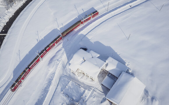 Vogelperspektive von Rhätischer Bahn im Winter | © Davos Klosters Mountains 