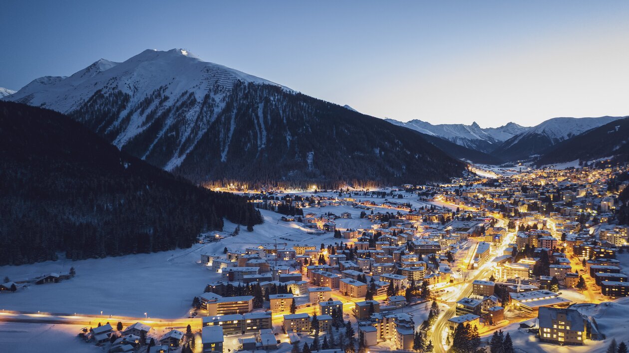 Bild von Davos bei Nacht  | © Davos Klosters Mountains 