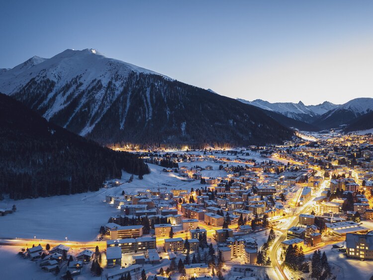 Bild von Davos bei Nacht  | © Davos Klosters Mountains 