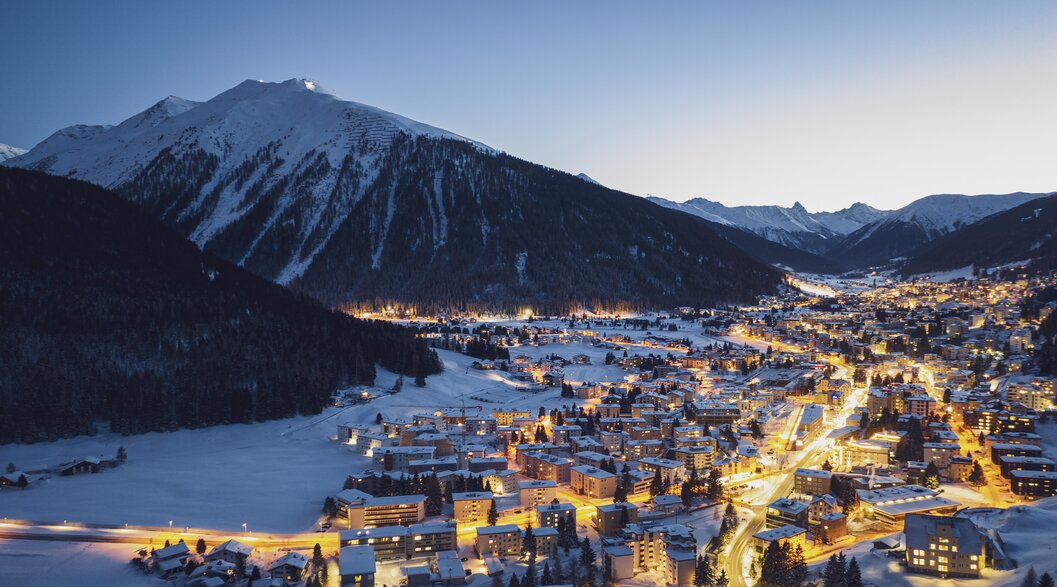 Bild von Davos bei Nacht | © Davos Klosters Mountains Bild von Davos bei Nacht | © Davos Klosters Mountains