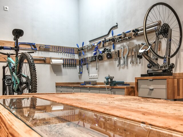Blick in eine Bikewerkstatt mit Werkbank und den nötigen Werkzeugen an der Wand. | © Davos Klosters Mountains