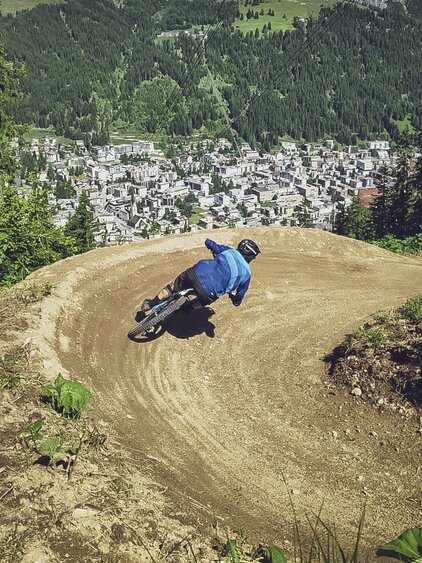Ein Biker fährt in die Kurve des Techniktrails auf dem Jakobshorn.  | © Davos Klosters Mountains