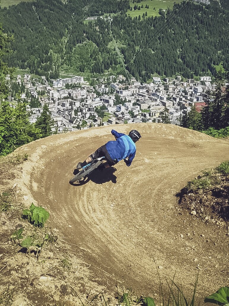 Ein Biker fährt in die Kurve des Techniktrails auf dem Jakobshorn.  | © Davos Klosters Mountains