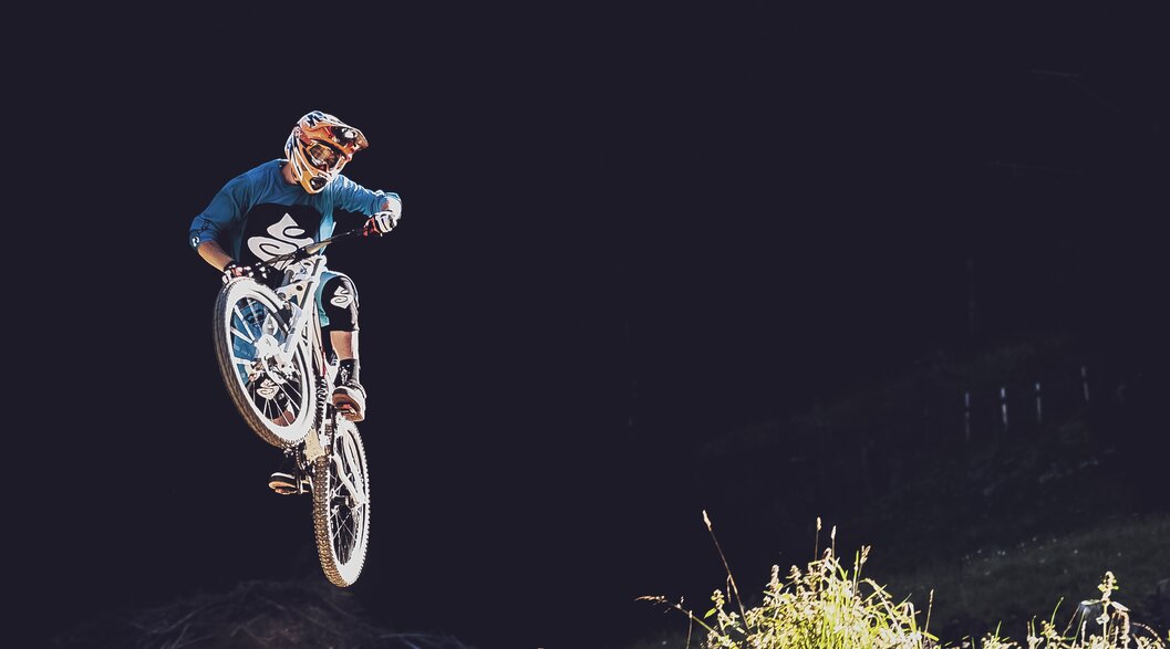 Biker auf Gotschna Freeride Jumpline | © Davos Klosters Mountains Sprung eines Mountainbikers auf der Gotschna Freeride Strecke auf Parsenn. | © Davos Klosters Mountains