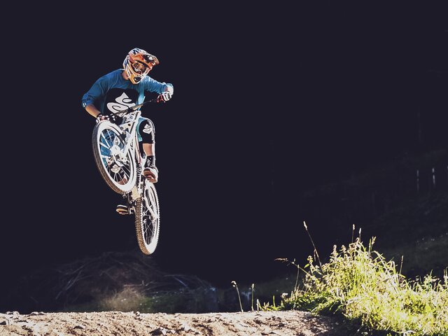 Sprung eines Mountainbikers auf der Gotschna Freeride Strecke auf Parsenn. | © Davos Klosters Mountains