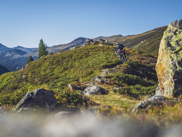 Ein Biker ist auf dem Biketrail im herbstlichen Flüelatal unterwegs. | © Davos Klosters Mountains