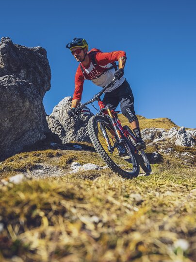 Ein Biker fährt im Herbst den Signal Trail in Richtung Klosters. | © Davos Klosters Mountains