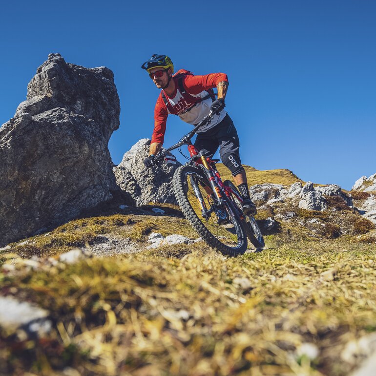Ein Biker fährt im Herbst den Signal Trail in Richtung Klosters. | © Davos Klosters Mountains