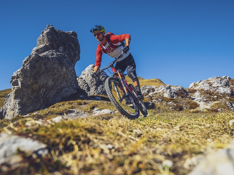 Ein Biker fährt im Herbst den Signal Trail in Richtung Klosters. | © Davos Klosters Mountains