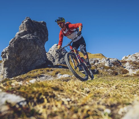 In autumn a biker rides the Signal Trail towards Klosters. | © Davos Klosters Mountains