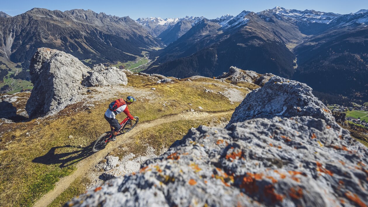 Ein Biker geniesst das Bergpanorama auf dem Signal Trail auf Gotschna.  | © Davos Klosters Mountains