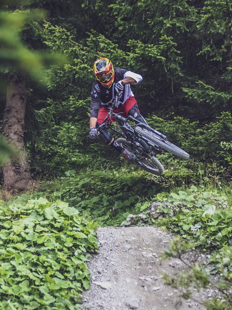 Ein Biker macht auf der kleinen Jumpline auf der Gotschna Freeride einen spektakulären Sprung. | © Davos Klosters Mountains