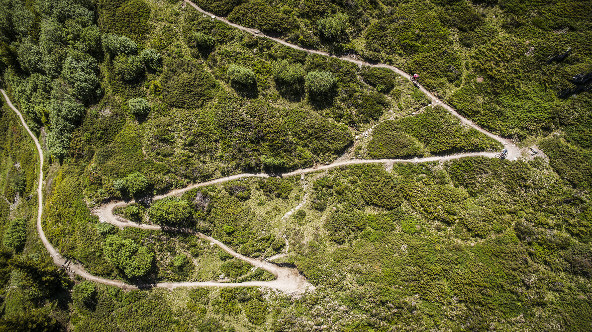 Drohnenaufnahme des kurvenreichen Abschnittes des Bike Trails vom Rinerhorn ins Sertig.  | © Davos Klosters Mountains