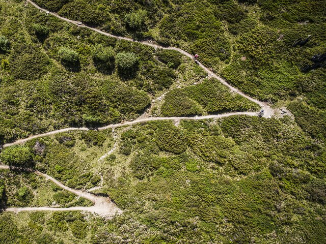 Drohnenaufnahme des kurvenreichen Abschnittes des Bike Trails vom Rinerhorn ins Sertig.  | © Davos Klosters Mountains
