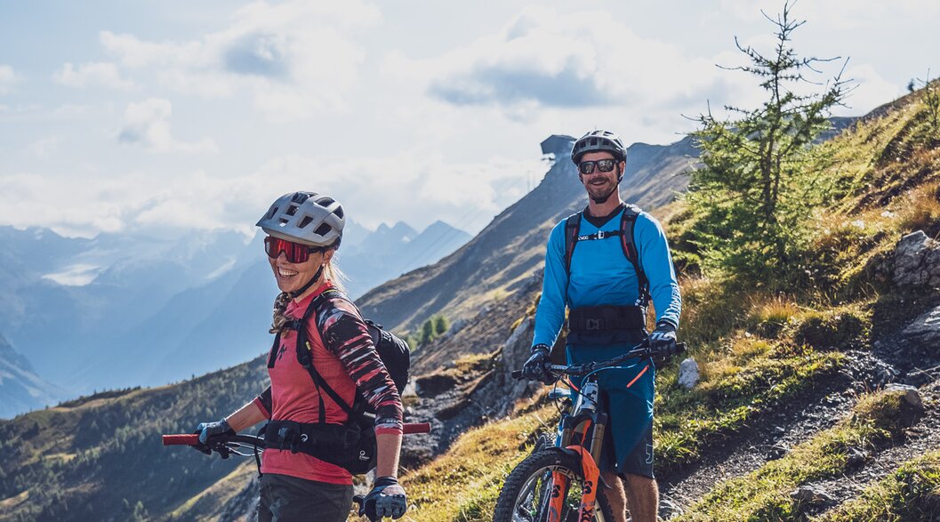 2 Personen mit Mountainbikes in den Bergen | © Davos Klosters Mountains 2 Personen mit Mountainbikes in den Bergen | © Davos Klosters Mountains
