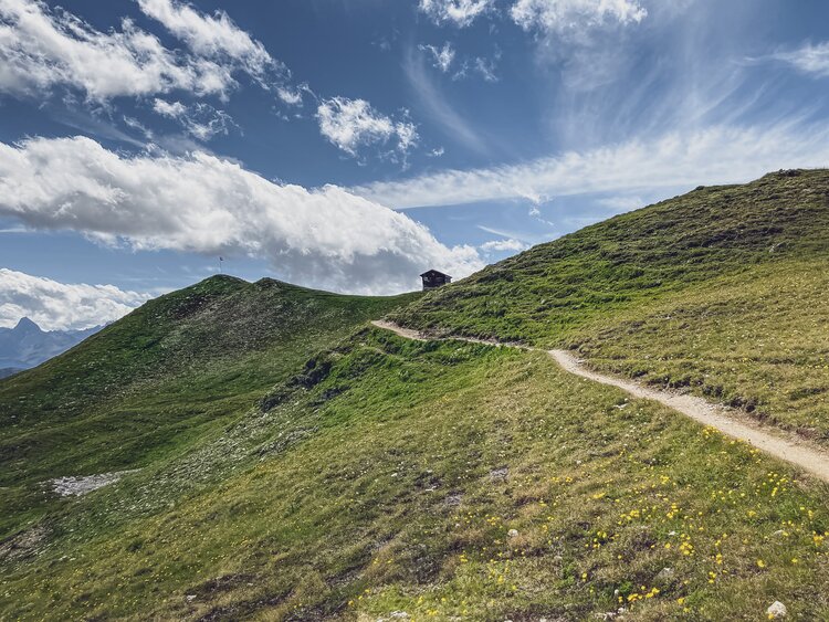 Auf dem Wanderweg oder Biketrail kann die schöne Chörbschhornhütte erreicht werden. | © Davos Klosters Mountains