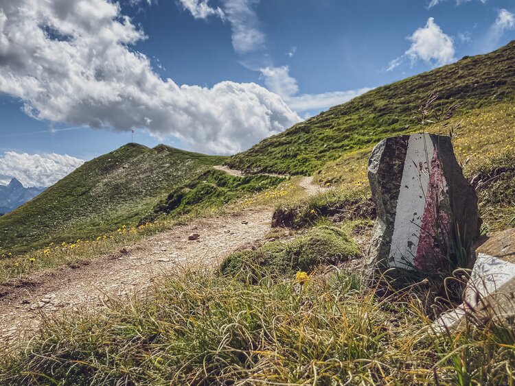 Blick auf den Wanderweg zum Chörbschhorn, auf einem Stein ist die weiss-rot-weisse Wegmarkierung zu sehen.  | © Davos Klosters Mountains