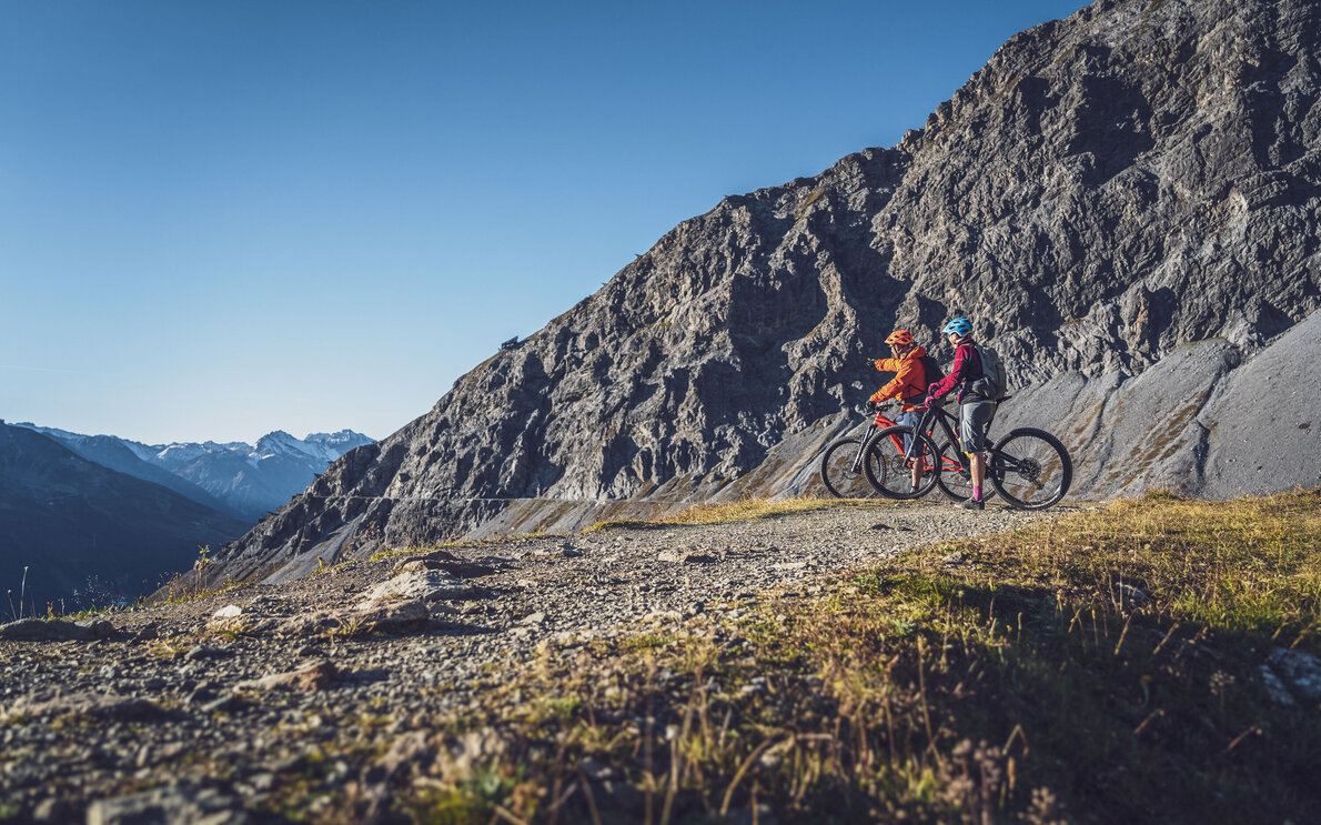 Zwei E-Biker geniessen die Aussicht auf Parsenn. | © Davos Klosters Mountains