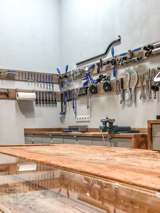 Bikeshop und Werkstatt | © Davos Klosters Mountains Blick in eine Bikewerkstatt mit Werkbank und den nötigen Werkzeugen an der Wand. | © Davos Klosters Mountains
