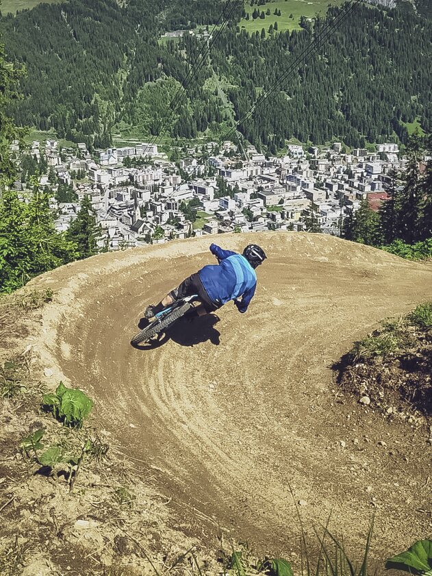 Techniktrail Bike Jakobshorn | © Davos Klosters Mountains Ein Biker fährt in die Kurve des Techniktrails auf dem Jakobshorn. | © Davos Klosters Mountains