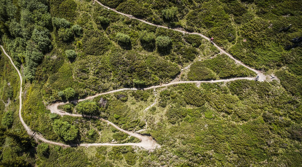 Trail Rinehorn Sertig | © Davos Klosters Mountains Drohnenaufnahme des kurvenreichen Abschnittes des Bike Trails vom Rinerhorn ins Sertig. | © Davos Klosters Mountains