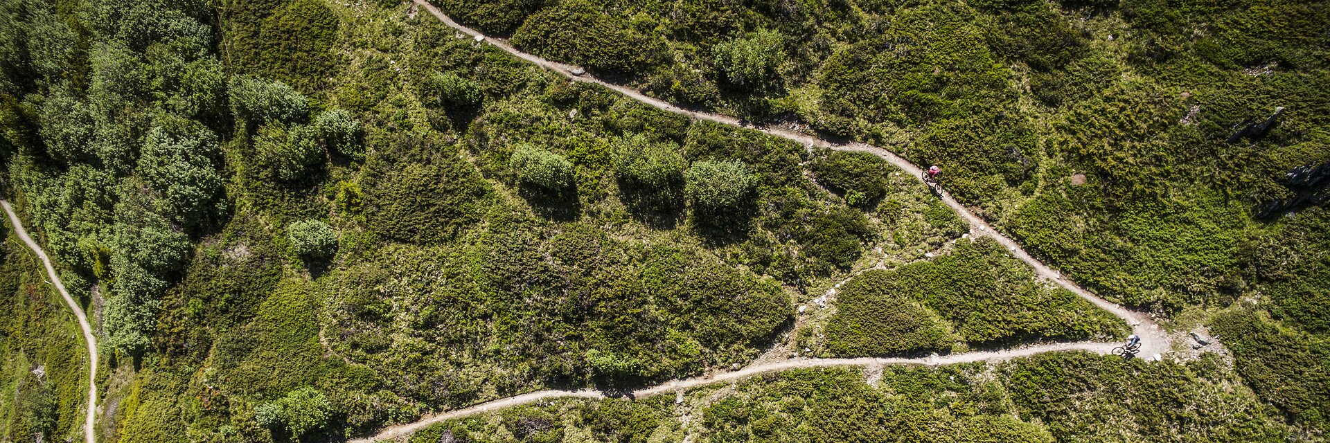 Trail Rinehorn Sertig | © Davos Klosters Mountains Drohnenaufnahme des kurvenreichen Abschnittes des Bike Trails vom Rinerhorn ins Sertig. | © Davos Klosters Mountains