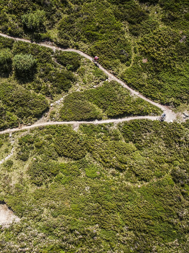 Trail Rinehorn Sertig | © Davos Klosters Mountains Drohnenaufnahme des kurvenreichen Abschnittes des Bike Trails vom Rinerhorn ins Sertig. | © Davos Klosters Mountains