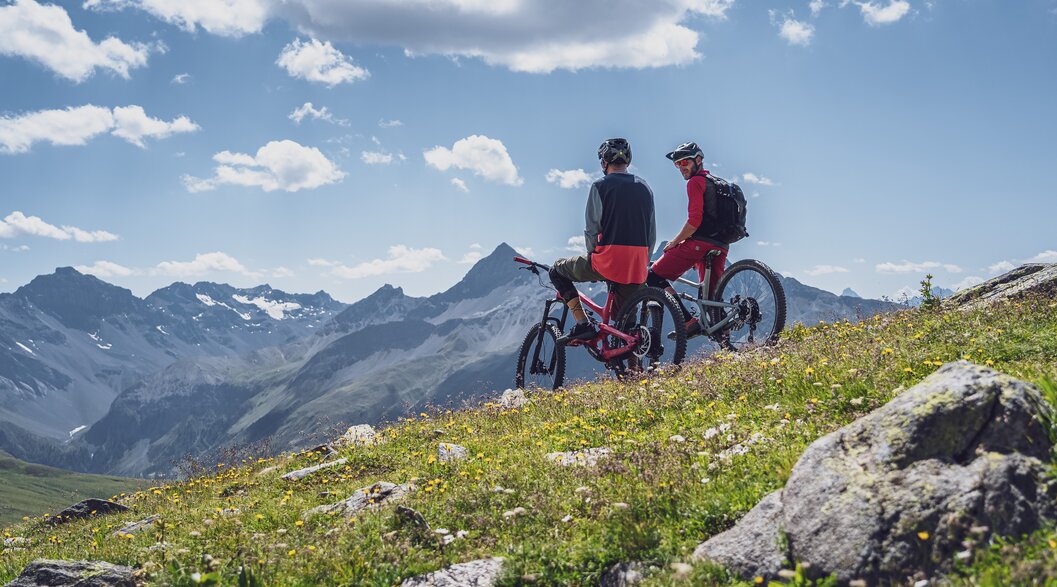 2 Mountainbiker am rasten | © Davos Klosters Mountains 2 Mountainbiker am rasten | © Davos Klosters Mountains