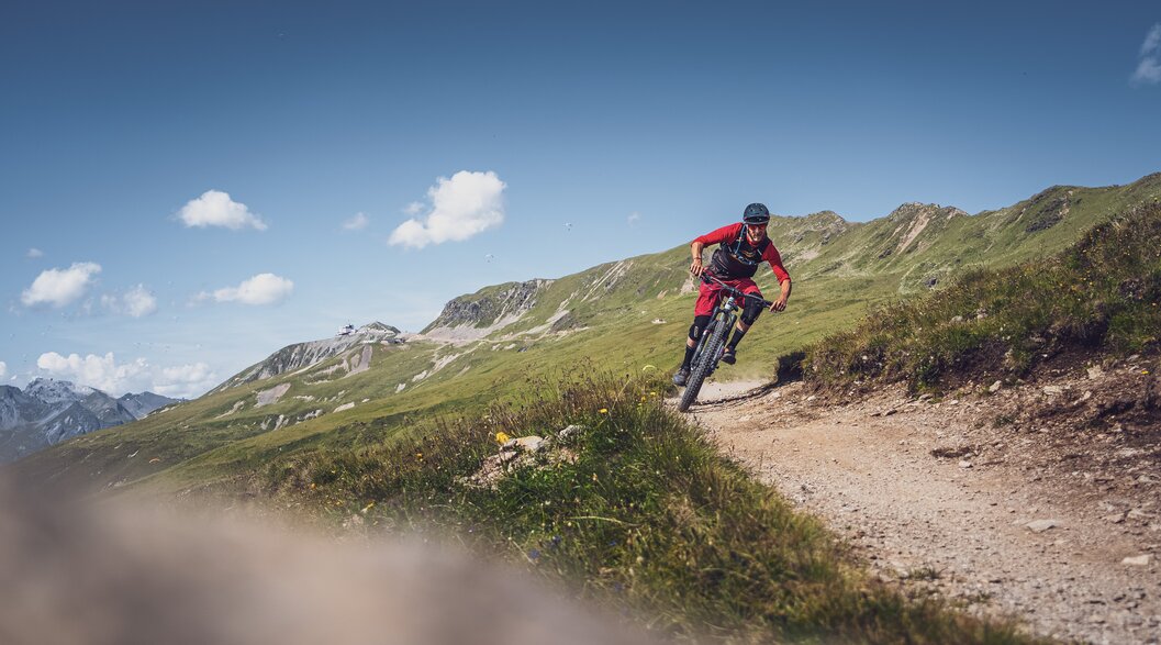 Mountain biker on the road in the Alps | © Davos Klosters Mountains Mountain biker on the road in the Alps | © Davos Klosters Mountains