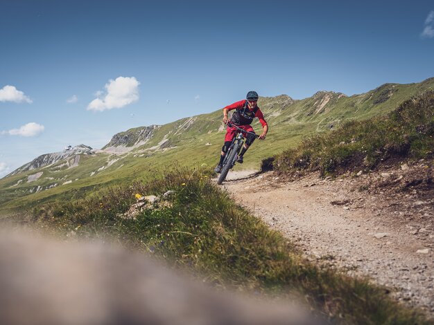Mountainbiker unterwegs in den Alpen  | © Davos Klosters Mountains 