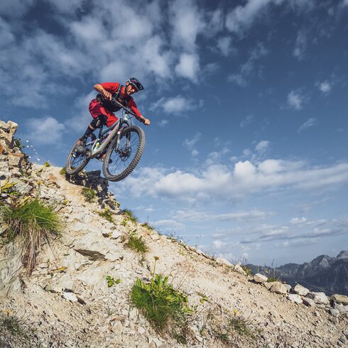 Mountainbiker unterwegs in den Alpen  | © Davos Klosters Mountains 