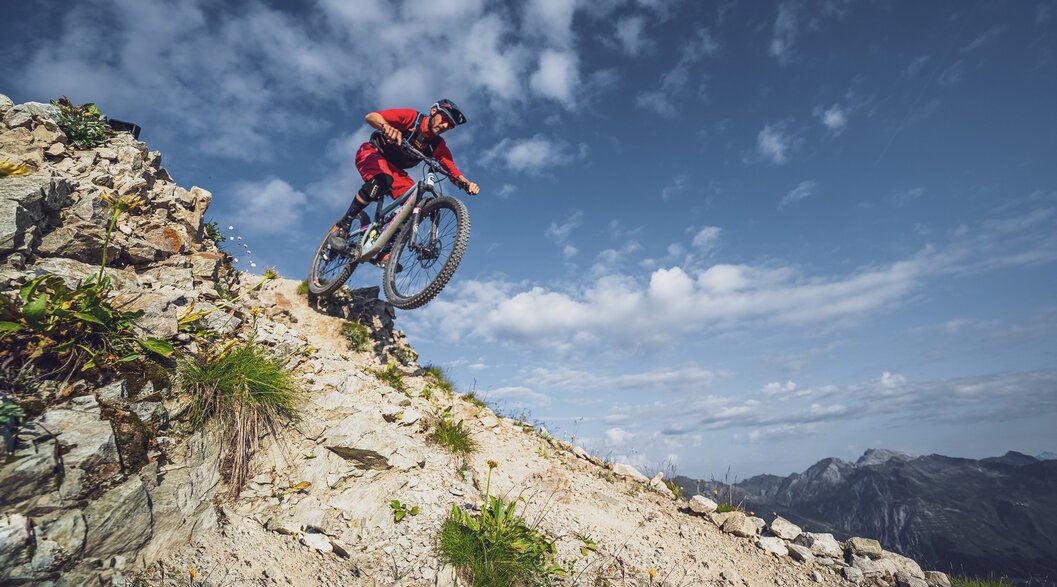 Mountainbiker unterwegs in den Alpen | © Davos Klosters Mountains Mountainbiker unterwegs in den Alpen | © Davos Klosters Mountains