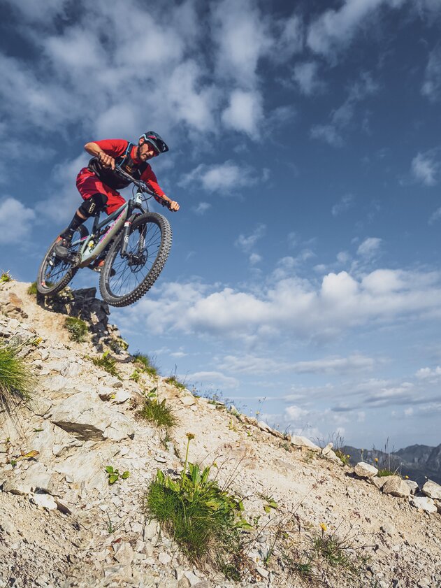 Mountainbiker unterwegs in den Alpen  | © Davos Klosters Mountains 