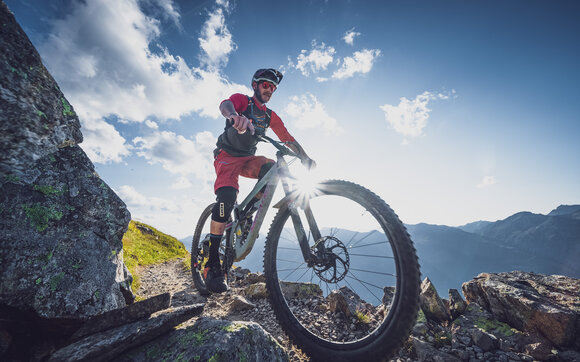Mountainbiker unterwegs auf Strecke  | © Davos Klosters Mountains 