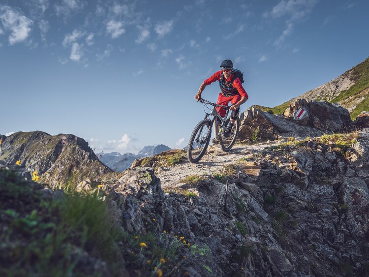 Mountain Biker auf Felsen | © Davos Klosters Mountains 