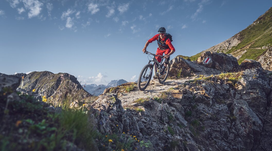 Mountain Biker on rocks | © Davos Klosters Mountains Mountain Biker on rocks | © Davos Klosters Mountains