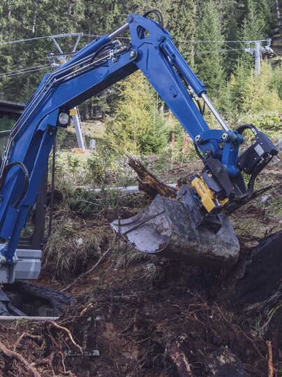 Mit dem Bagger baut Christian Accola die Erweiterung des Technik Trails auf dem Jakobshorn.  | © Davos Klosters Mountains