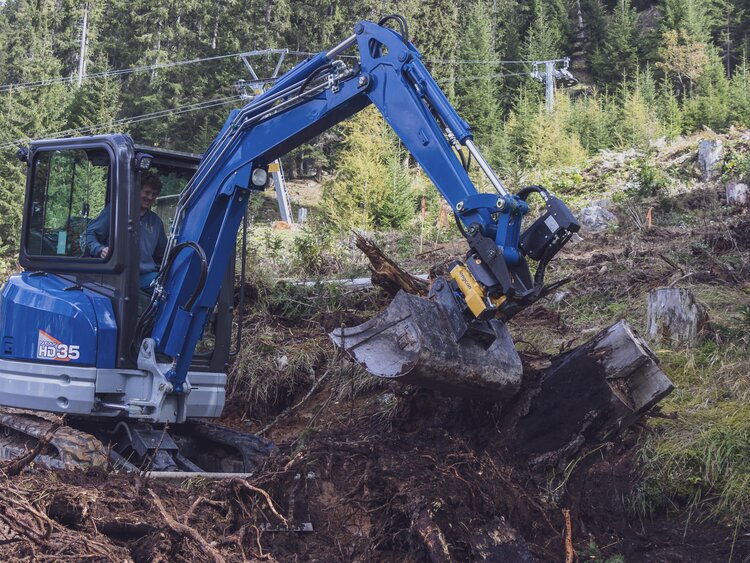 Mit dem Bagger baut Christian Accola die Erweiterung des Technik Trails auf dem Jakobshorn.  | © Davos Klosters Mountains